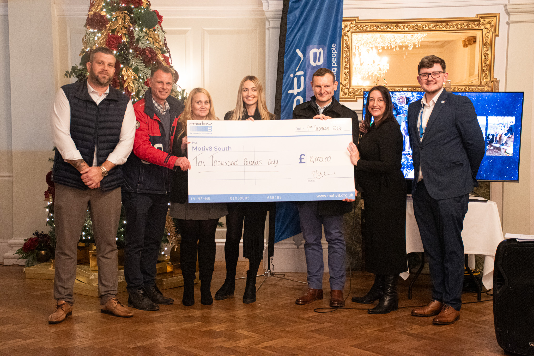 Mountjoy_staff_with_£10k_donation_cheque